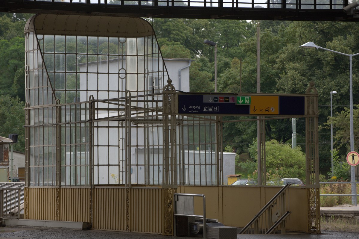 Verglasung  des Treppenabganges in Görlitz Hbf. 01.08.2014 17:03 Uhr
