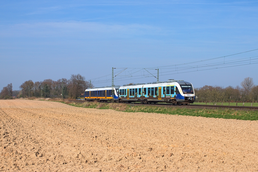 Vergleichsweise üppig bekleidet zeigte sich am 10.4.2015 ein LINT der NWB auf dem RE 10 nach Düsseldorf bei Bösinghoven