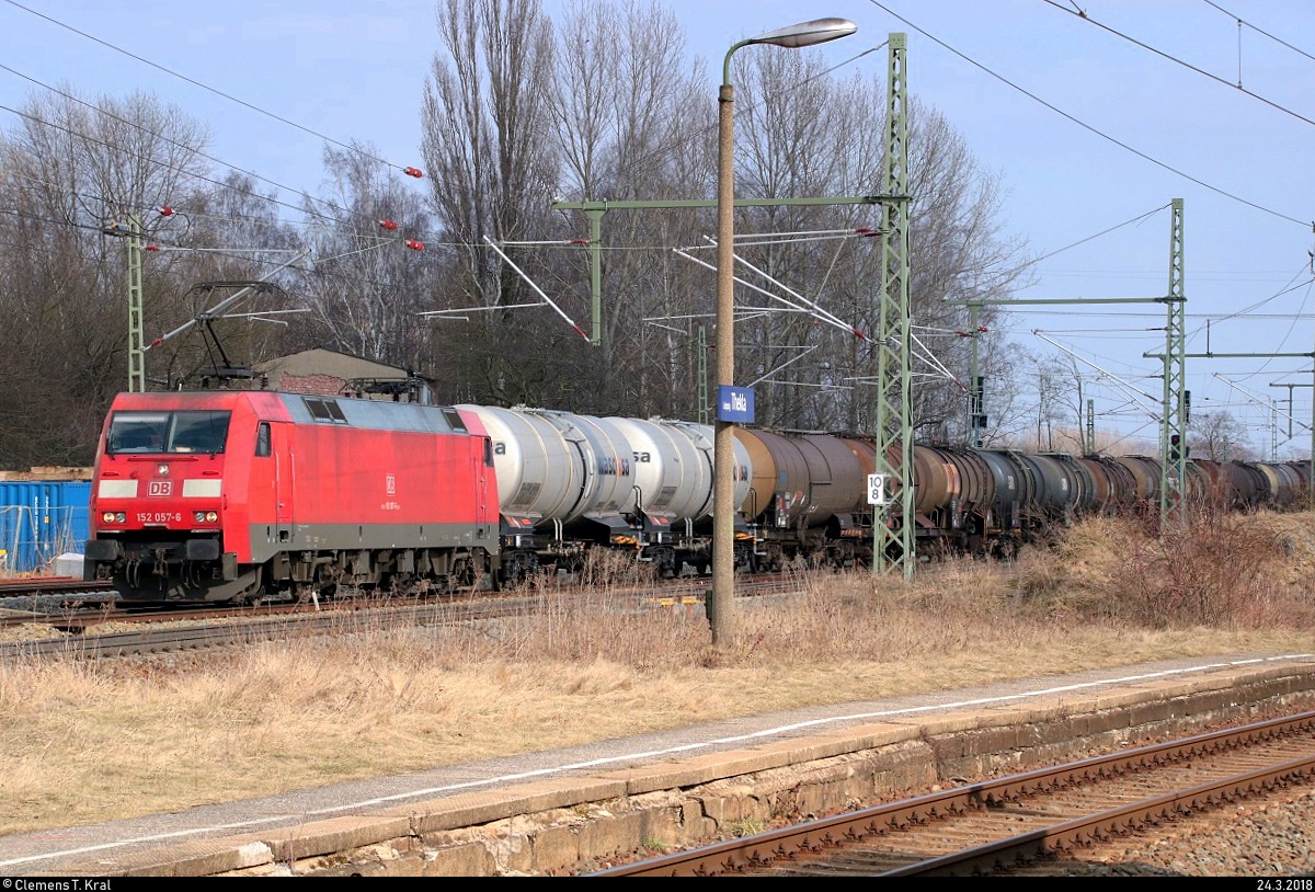 Verhältnismäßig wenig los hier. Doch in einem ungünstigen Moment durchfährt 152 057-6 DB als Kesselzug den Bahnhof Leipzig-Thekla auf der Bahnstrecke Leipzig-Wahren–Leipzig-Engelsdorf (6369) Richtung Leipzig-Mockau. Diese Strecke ist Teil des Leipziger Güterrings. [24.3.2018 | 15:08 Uhr]