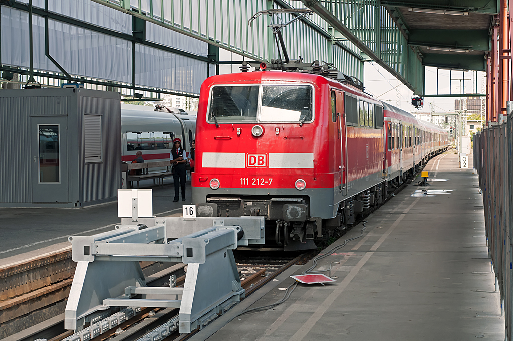 Verkehr auf der S21-Baustelle: 111 212-7 ( 91 80 6111 212-7 D-DB ), Krauss-Maffei AG, [D]-Mnchen 19919, Baujahr 1984, Eigentmer: DB Regio AG - Region Baden-Wrttemberg, Fahrzeugnutzer: Regionalverkehr Wrttemberg, [D]-Stuttgart, Bh Stuttgart, abfahrbereit auf Gleis 16 zwischen Bauzaun und Baucontainer..., 07.09.2013, Stuttgart Hbf  