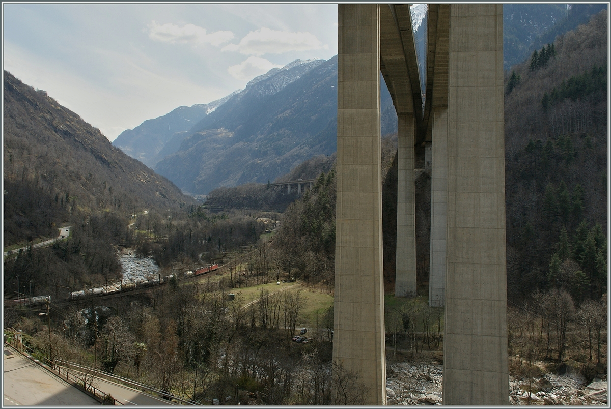 Verkehrsbau gestern und heute: etwas versteckt und geschickt in die Landschaft integriert die Gotthard Bahn und unübersehbar die Autobahn A 2 in der Biaschina.
