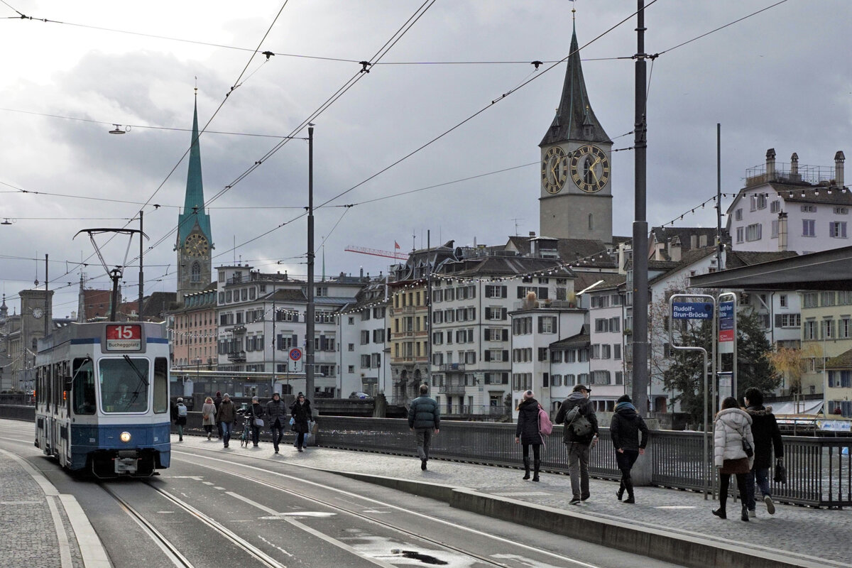 Verkehrsbetriebe der Stadt Zürich (VBZ).
Be 4/6 2024 auf der Linie 15 in Zürich am 5. Dezember 2021.
Foto: Walter Ruetsch