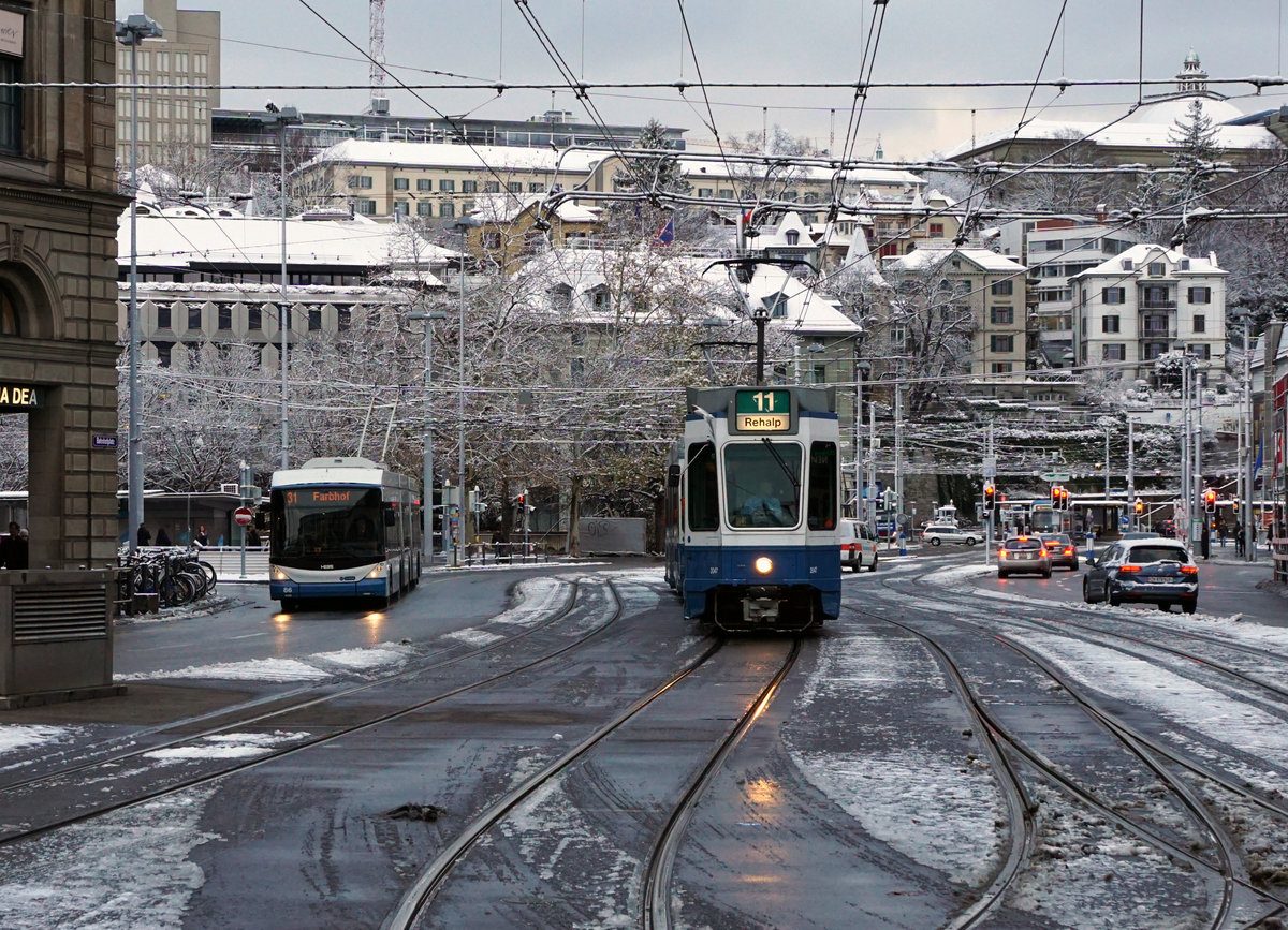 Verkehrsbetriebe Zürich.
VBZ: Parallelfahrt von Trolleybus und Tram vom 9. Dezember 2017 bei winterlicher Morgenstimmung.
Foto: Walter Ruetsch  