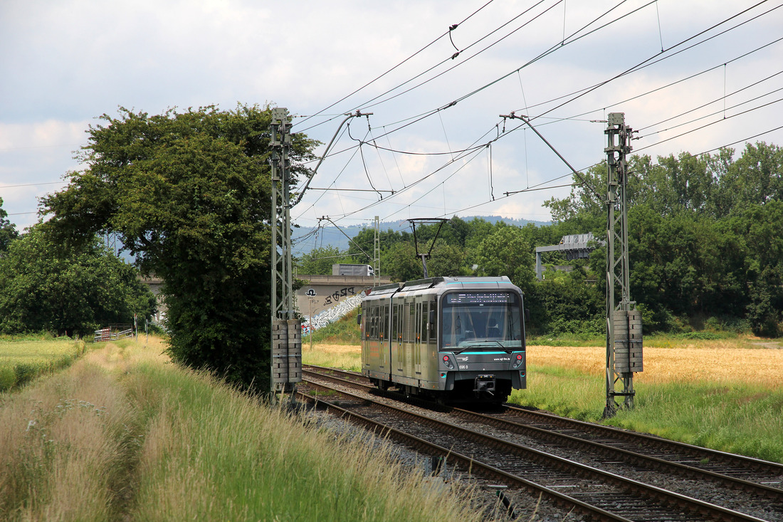Verkehrsgesellschaft Frankfurt 696 // Frankfurt (Main) Nieder-Eschbach // 29. Juni 2021