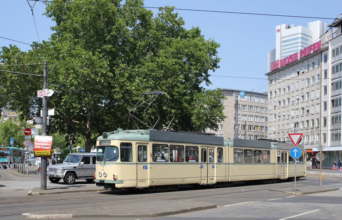 Verkehrsgesellschaft Frankfurt am Main 110 // Frankfurt am Main (vor dem Hauptbahnhof) // 12. Juni 2015
