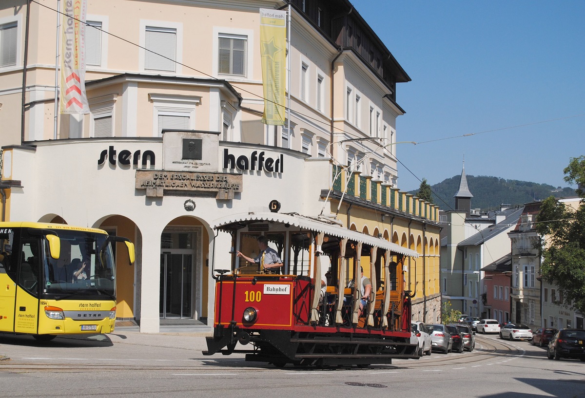 Verkehrsmitteltreffen vor dem Stern & Hafferl Direktionsgebäude: Während der Nostalgietriebwagen 100 die Steigung zum Hauptbahnhof in Angriff nimmt, wartet ein Setra-Reisebus als Sonderfahrt auf seine Fahrgäste. (04.08.2018)