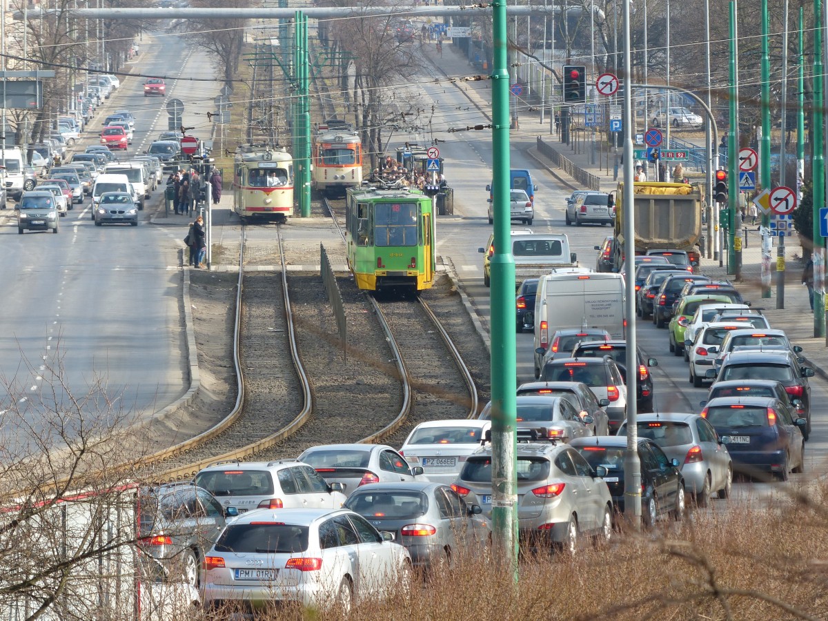 Verkehrswahnsinn in Poznan - selbst am Samstag schleichen Autolawinen durch die Straßen, mehr stehend als fahrend. Gut, dass die Straßenbahn eine eigene Trasse hat. Station Półwiejska, Poznan, 22.2.2014