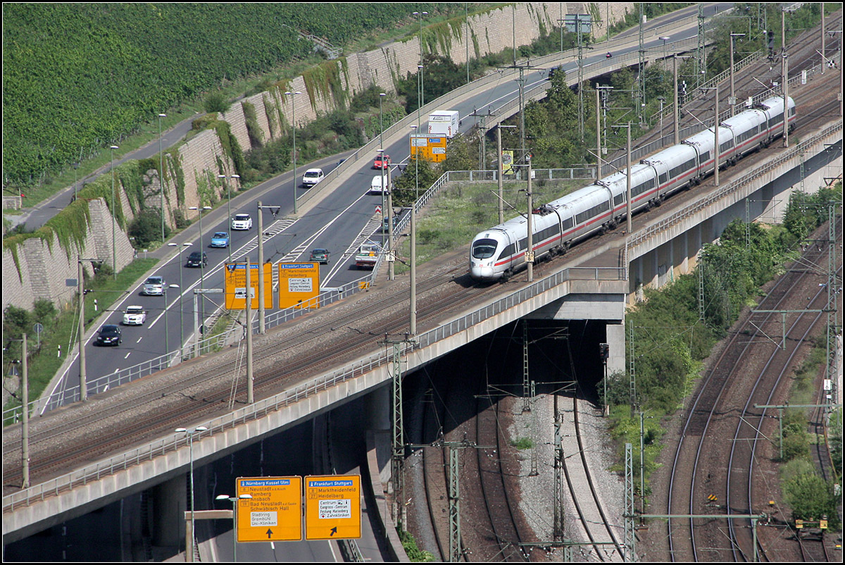 Verkehrswege für Bahnen und Autos -

Überwerfungs- und Brückenbauwerke westlich des Würzburger Hauptbahnhofes.

01.08.2011 (M)