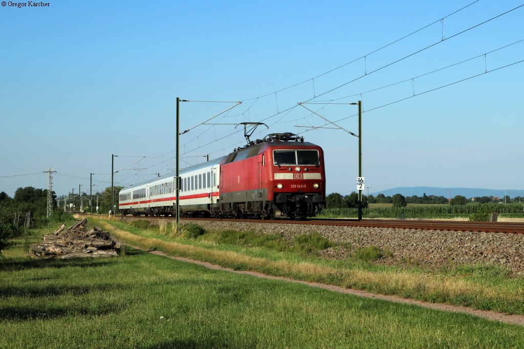 Verkehrt er nächstes Jahr noch? Ende 2011 ging der  Hecken-IC  Frankfurt-Karlsruhe über Speyer, Ludwigshafen, Worms in Betrieb, aber er erfüllte die Erwartungen nicht. Schon Ende 2012 und 2013 stand er auf der Streichliste, hat sich aber schon zweimal in das nächste Jahr retten können. 
Am 17.07.2014 zieht 120 143-3 diesen Hecken-IC 2285 Frankfurt-Karlsruhe und wird in Kürze den nächsten Halt Germersheim erreichen. Seit diesem Jahr hält der Zug auch noch in Wörth (Rhein). Aufgenommen bei Lingenfeld.