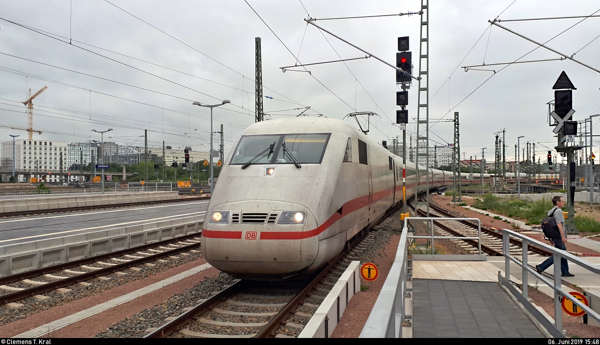 Verkehrte Welt in Halle(Saale)Hbf III:
Smartphone-Aufnahme von 401 003-9 (Tz 103  Neu-Ilsenburg ) als verspäteter ICE 709 (Linie 18) von Hamburg-Altona nach München Hbf, der den Hauptbahnhof abweichend auf Gleis 12 erreicht.
[6.6.2019 | 15:48 Uhr]