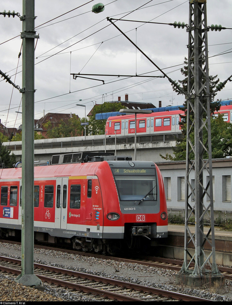 Verknüpfung der Linien der S-Bahn Stuttgart im Bahnhof Stuttgart-Zuffenhausen auf zwei unterschiedlichen Ebenen:
Während 423 343-3 mit einem Schwestertriebzug als S4 von Backnang nach Stuttgart Schwabstraße auf Gleis 2 steht, halten auf Gleis 11 des Hochbahnsteigs zwei weitere 423 als S6 von Stuttgart Schwabstraße nach Weil der Stadt bzw. als S60 nach Böblingen.
Aufgenommen von Bahnsteig 4/5.
[26.9.2019 | 13:15 Uhr]