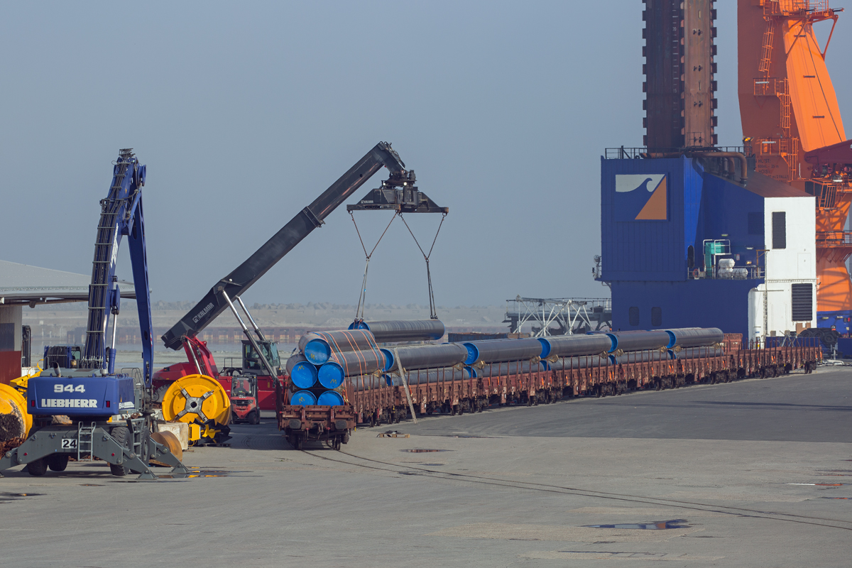 Verladearbeiten von GAZPROM Rohren  im Hafen von Sassnitz Mukran. - 21.05.201
