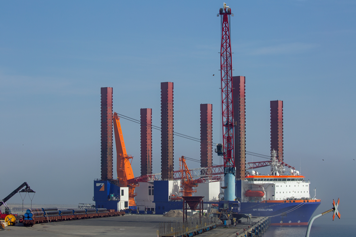 Verladearbeiten von GAZPROM Rohren im Hafen von Sassnitz Mukran. - 21.05.201