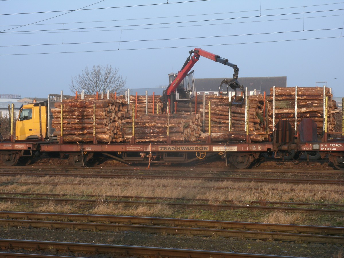 Verladearbeiten,am 01.März 2014,auf der Ladestraße in Bergen/Rügen.Aufgenommen vom Bahnsteig aus.