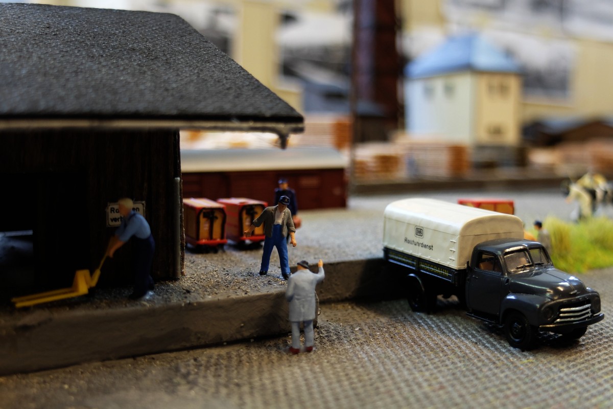 Verladung an der Güterhalle in Tirschenreuth, 03.04.2015 (Bahnhofsmodell Tirschenreuth)