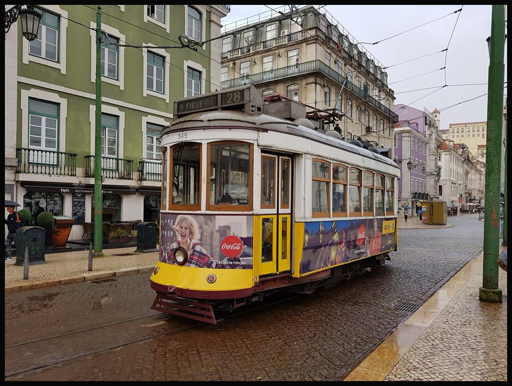 Verlassen und ohne Fahrgäste stand diese Tram der Linie 28 am 19.3.2018 am Rande des Rossio Platzes in Lissabon. Der Zustieg war erst ab dem Platz Martim Moniz möglich!