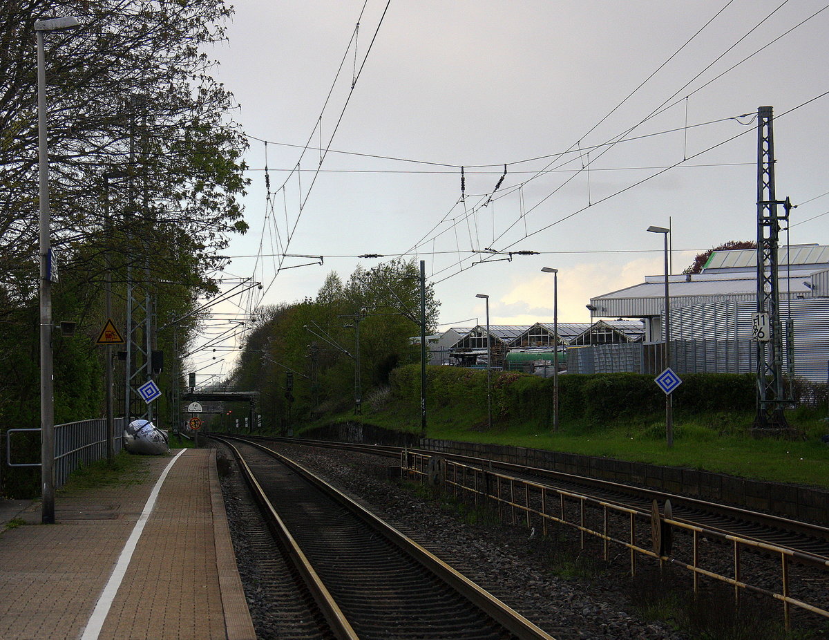 Verlassener Bahnhof von Kohlscheid. 
Aufgenommen Bahnsteig 2 in Kohlscheid.
Am Abend vom 23.4.2016.