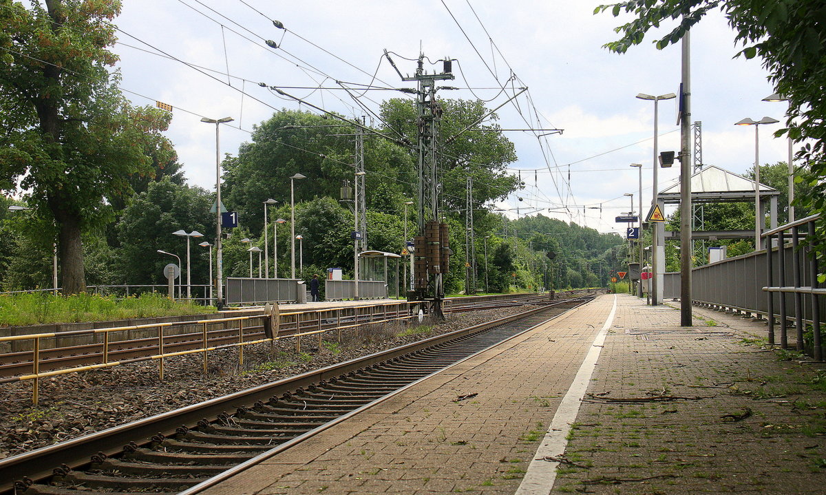 Verlassener Bahnhof von Kohlscheid. Aufgenommen Bahnsteig 2 in Kohlscheid.
Am Nachmittag vom 26.6.2016.