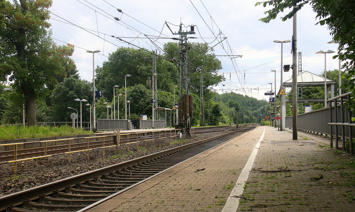 Verlassener Bahnhof von Kohlscheid. Aufgenommen Bahnsteig 2 in Kohlscheid.
Am Nachmittag vom 26.6.2016.