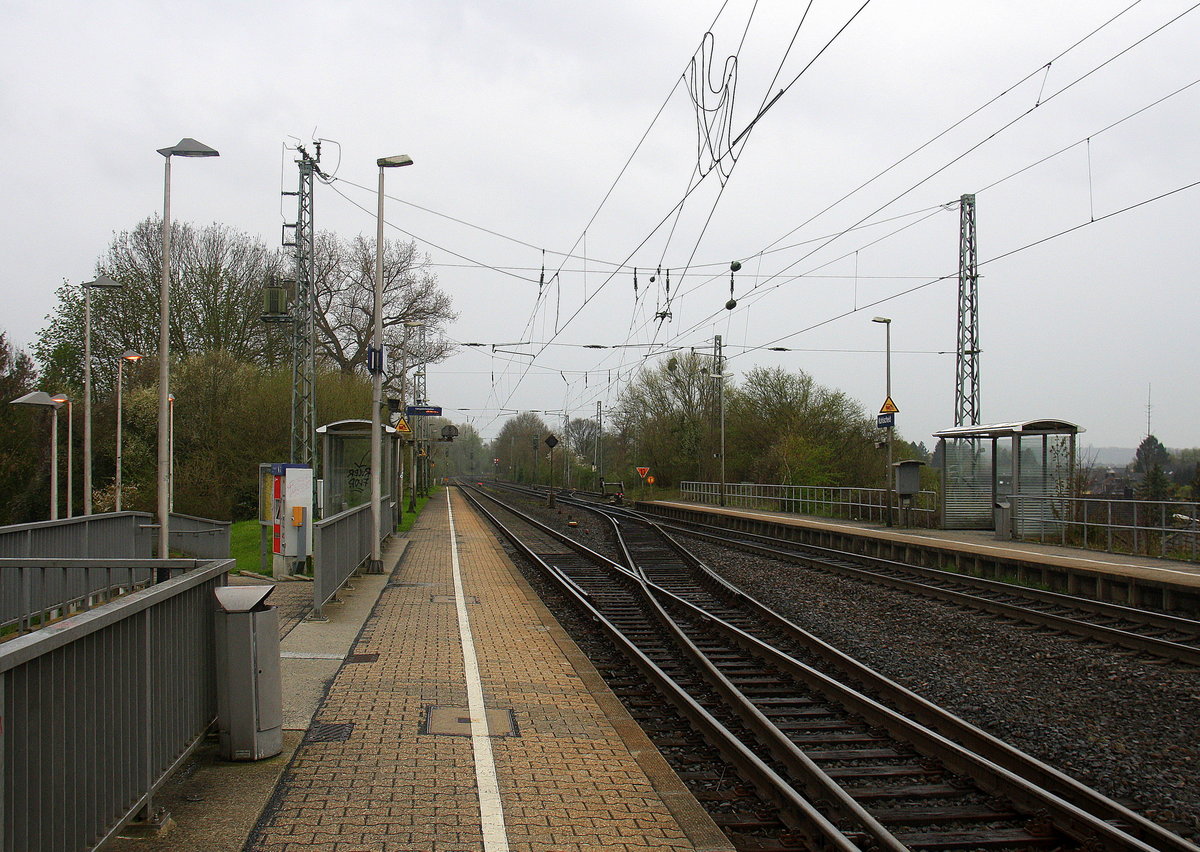 Verlassener Bahnhof von Kohlscheid.
Aufgenommen Bahnsteig 1 in Kohlscheid.
Bei Regenwetter am Nachmittag vom 16.4.2016.