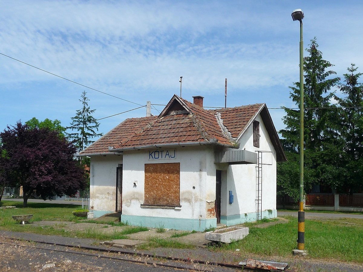 Verlassenes Bahnhofsgebäude in Kotaj an der 2009 stillgelegten Schmalspurstrecke von Nyiregyhaza nach Dombrad und Balsa, 29. ‎Mai ‎2016
