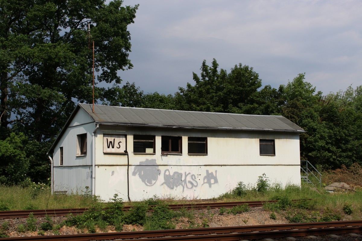 Verlassenes Stellwerk in Weida, wird wohl noch in dieser Woche Baggern zum Opfer fallen. Aufgenommen am 06.06.2015 in Weida. 