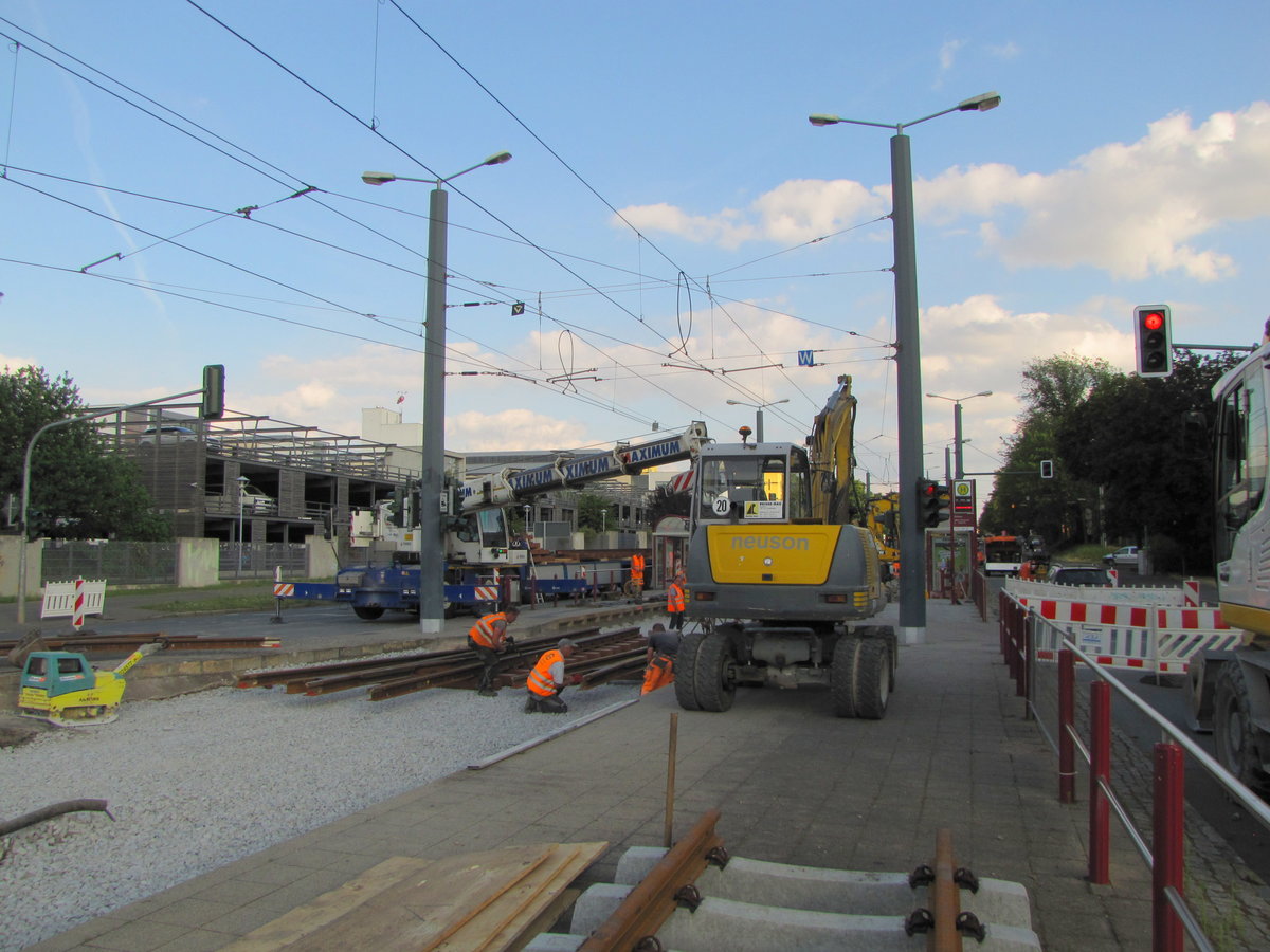 Verlegung von neuen Gleisen an der Haltestelle Klinikum, am 09.07.2016.
