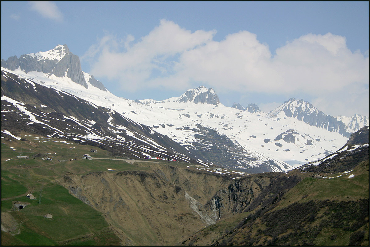 Verloren in der Bergwelt - 

... fährt der Clacier-Express dem Oberalppass entgegen. Unten links das Tunnelportal das im vorangegangenen Bild aus der Nähe zu sehen ist.

13.05.2008 (M)