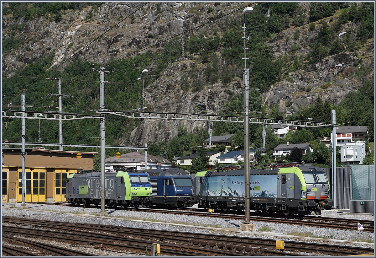 Vermeindliche Wochenendruhe der BLS Loks Re 457 402-4 (UIC 91 85 4475 402-4 CH-BLSC), Re 485 017-8 und der etwas verdeckten Re 465 010-7 in Brig am 22. Juli 2017
