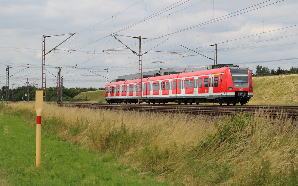Vermutlich aufgrund von Testfahrten des Ausbesserungswerks Krefeld-Oppum
war der Stuttgarter 423 018 auf der Strecke Köln - Düsseldorf (KBS 415) unterwegs.
Aufgenommen am 23.06.2014 in Langenfeld-Berghausen.