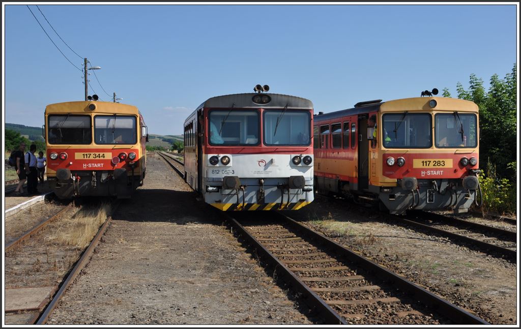 Vermutlich das letzte Mal traffen hier drei Züge zusammen, wird doch die Strecke nach Velky Krtis in Kürze eingestellt und abgebaut. Nogradszakal. Aufnahmestandort Zwischenperron.(04.07.2015)