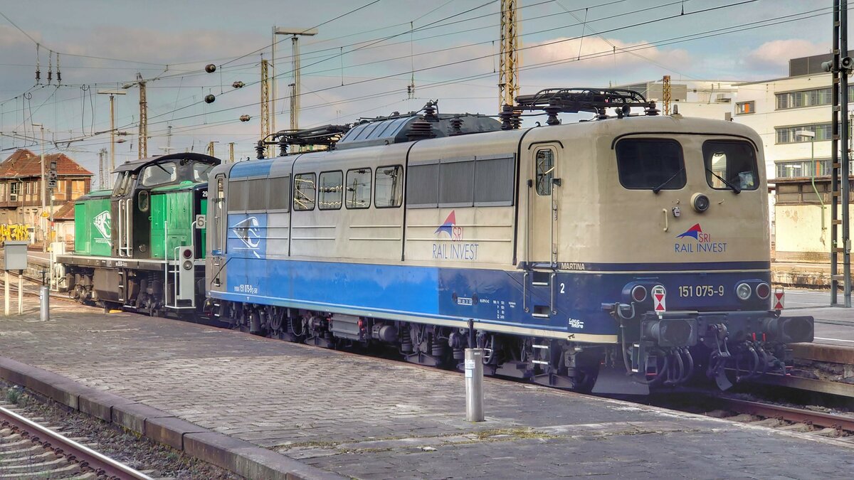 Vermutlich wird Martina (151 075-9) nach Dessau geschleppt, denn nicht nur die Lackierung sieht ziemlich unfertig aus.
16.3.22 Leipzig Hbf