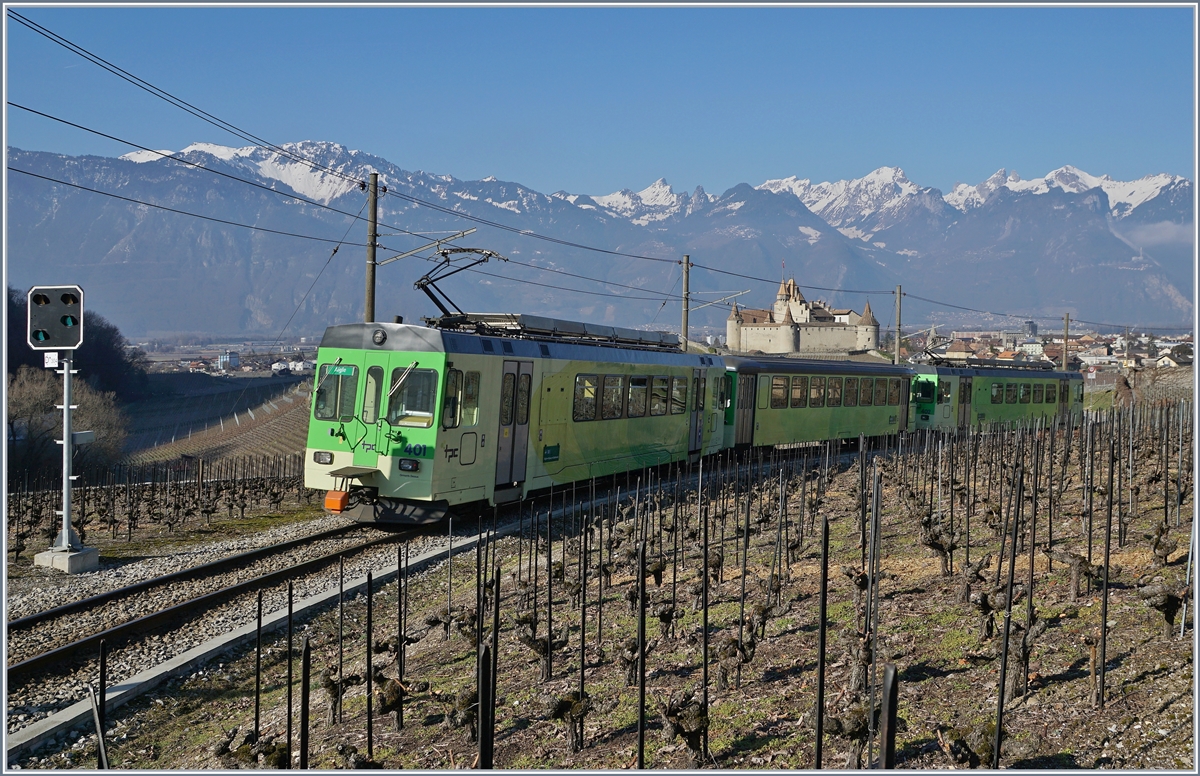 Verrechnet: Nachdem letzten Sonntag beim Gegenzug die Seite parallel zum Château de Aigle im Schatten war, dachte ich, dass eine halbe Stunde früher die Sonne noch genügend östlich steht, doch dem war nicht so, also fotografierte ich den ASD Regionalzug 429 beim  neuen  Vorsignal und in beträchtlicher Distanz zum Schloss. 

Der Zug besteht aus dem führenden BDe 4/4 402, einem Bt und dem am Schluss laufenden BDe 4/4 401. 

23. Feb. 2019