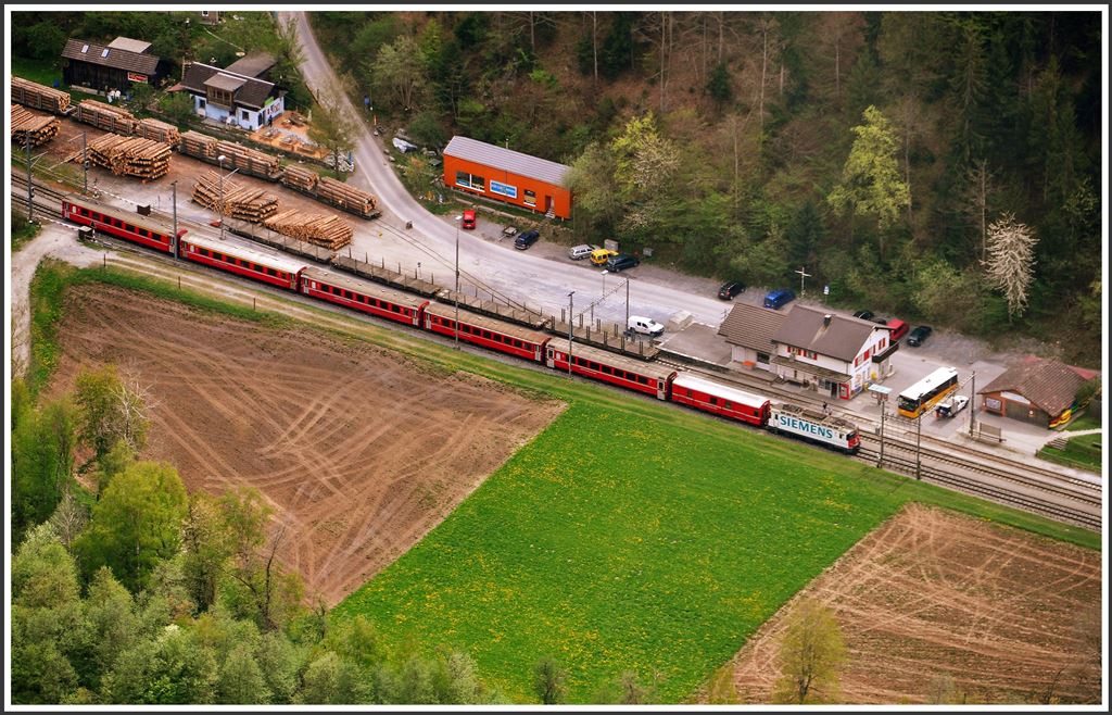 Versam-Safien ist Holzverladeplatz und Ausgangspunkt fürs Postauto ins Safiental. RE 1232 mit Ge 4/4 II 616  Filisur . (27.04.2015)