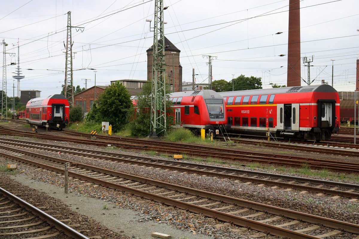 Verschiedene Doppelstockwagen von DB Regio Nord sind im Vorfeld des Bremer Hauptbahnhofs abgestellt. [29.7.2017 - 12:25 Uhr]