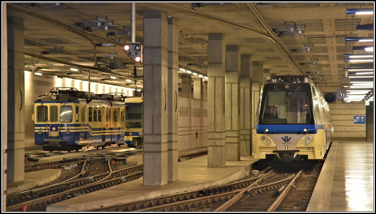 Verschiedene Fahrzeuge sind im grosszügig angelegten unterirdischem Bahnhof Locarno FART abgestellt. (10.04.2019)