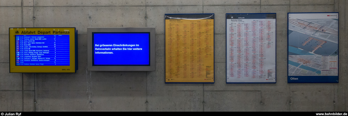 Verschiedene Kundeninformationsbildschirme und -tafeln am 20. Oktober 2017 in der Bahnhofsunterführung Olten. Die Tage der weissen Ankunftsplakate bei der SBB sind gezählt, ab Fahrplanwechsel diesen Dezember sollen keine neuen mehr gedruckt werden.