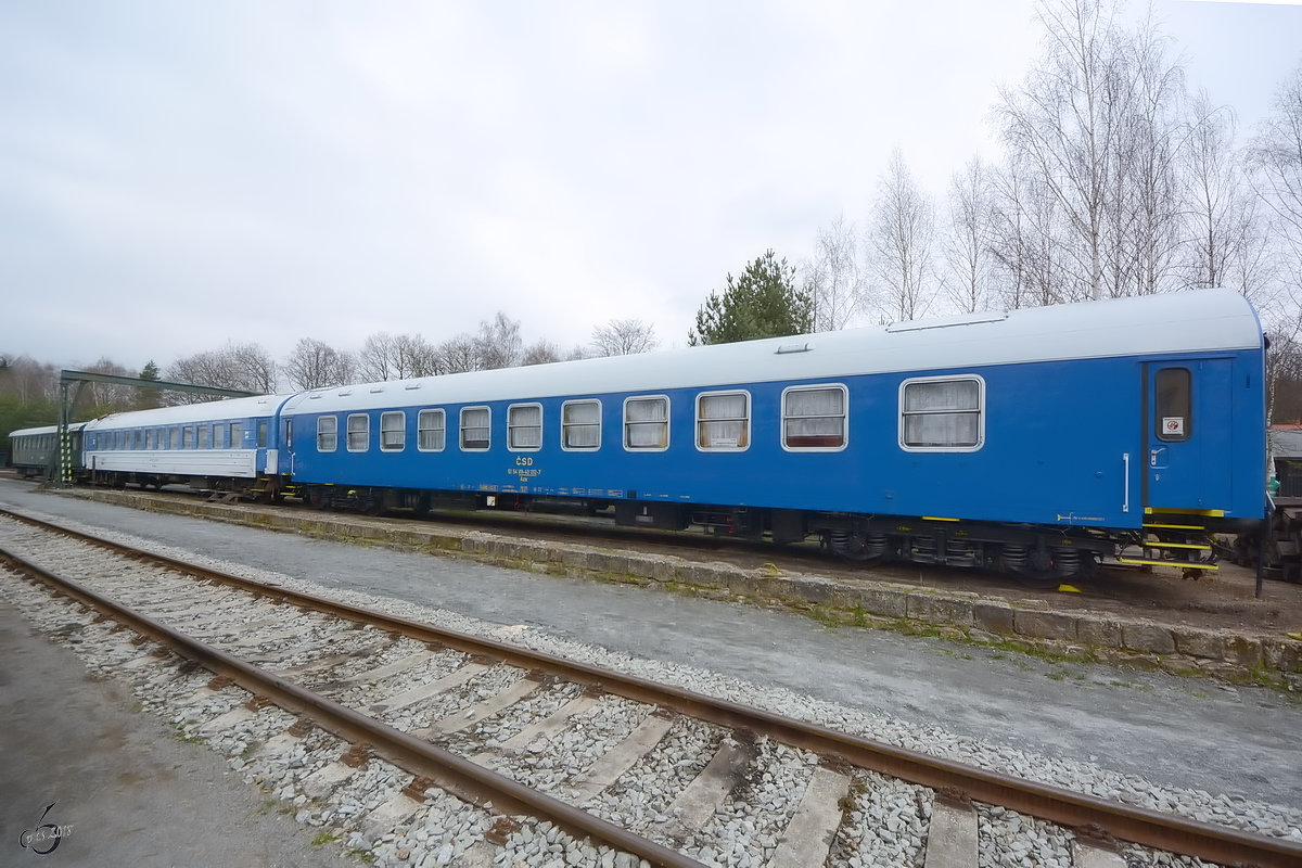 Verschiedene Personenwagen im Eisenbahnmuseum Lužná u Rakovníka. (April 2018)