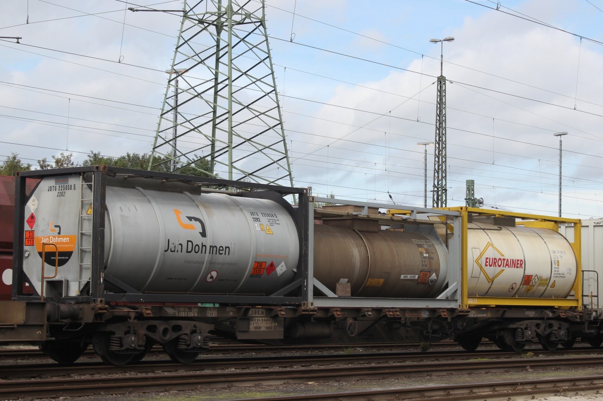 Verschiedene Tankcontainer mit unterschiedlichen Gefahrgütern auf Sgns, eingereiht in einen abgestellten Chemikalienzug bei Köln-Eifeltor am 06.10.2015.

Warntafeln: 336/1131 Kohlenstoffdisulfid, X88/1836 Thionylchlorid, 50/2428 Natriumchlorat, wässrige Lösung