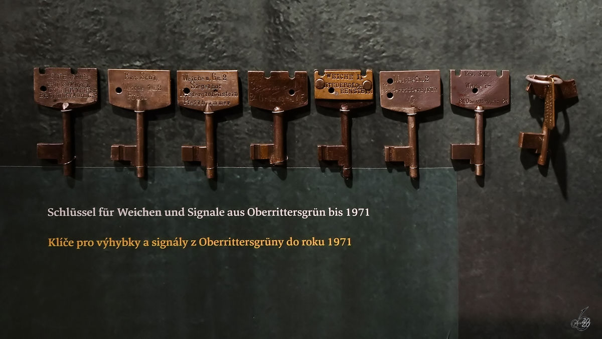 Verschiedene Weichen- und Signalschlüssel aus Obersrittersgrün sind im Sächsischen Schmalspurbahnmuseum Rittersgrün ausgestellt. (September 2020)