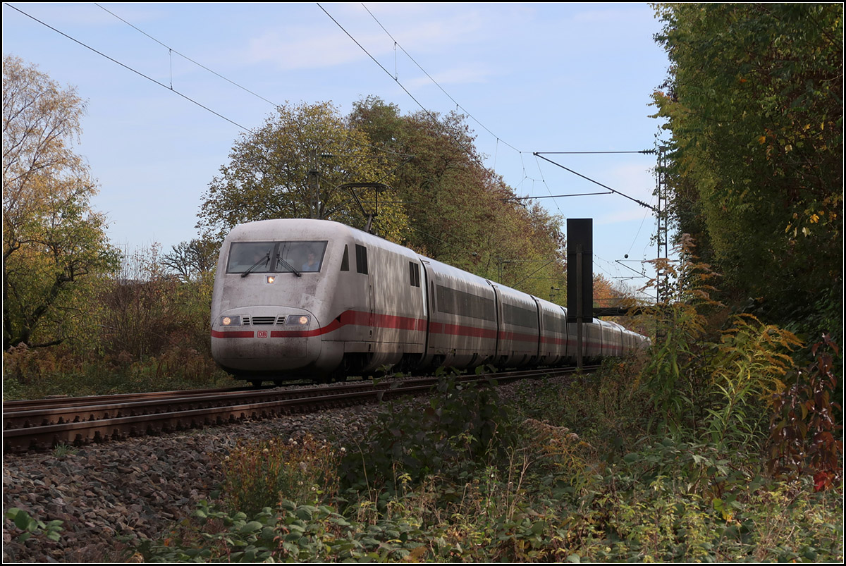 Verschmutzt auf Umwegen durch den Herbst -

Bedingt durch Bauarbeiten im Ulmer Hauptbahnhof werden die ICE-Züge von München nach Stuttgart und umgekehrt großräumig umgeleitet und befahren dabei auch die Remsbahn. Hier ein ICE 1 ca. 15 Minuten vor Stuttgart bei Kernen-Rommelshausen.

31.10.2018 (M)