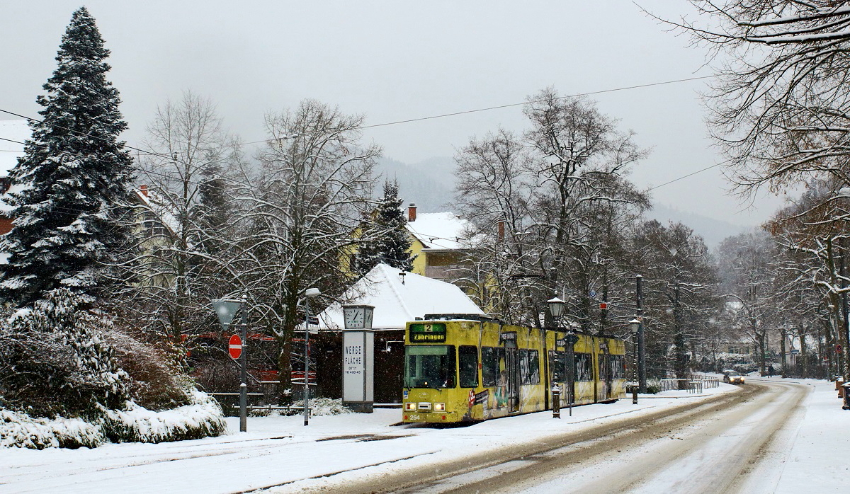 Verschneit präsentiert sich die Endhaltestelle Günterstal am 29.12.2014, der Feiburger GT8Z 254 wird gleich in Richtung Zähringen abfahren