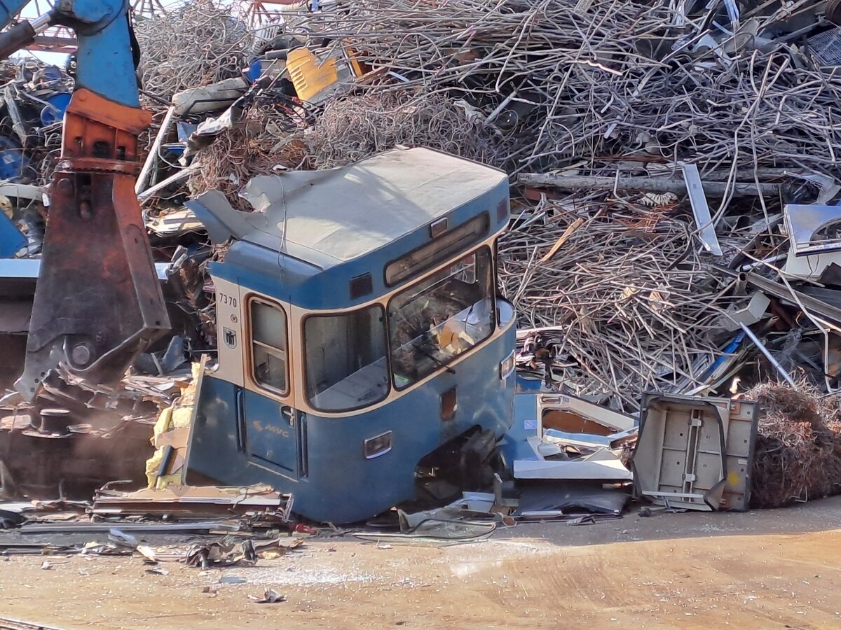 Verschrottung des  Wagen Wagen 7370 der Münchner Verkehrsgesellschaft.  Innerhalb von 30 Minuten war nur noch das Führerhaus übrig. Sehr beeindruckend die Technik der Hydraulik Zange, anderseits auch sehr traurig die Zerstörung der alten schönen U-Bahn, mit der ich selbst sicher auch schon mal mitgefahren bin. Spektakel am 6.April 2023 live miterlebt. Der Oberhammer.

