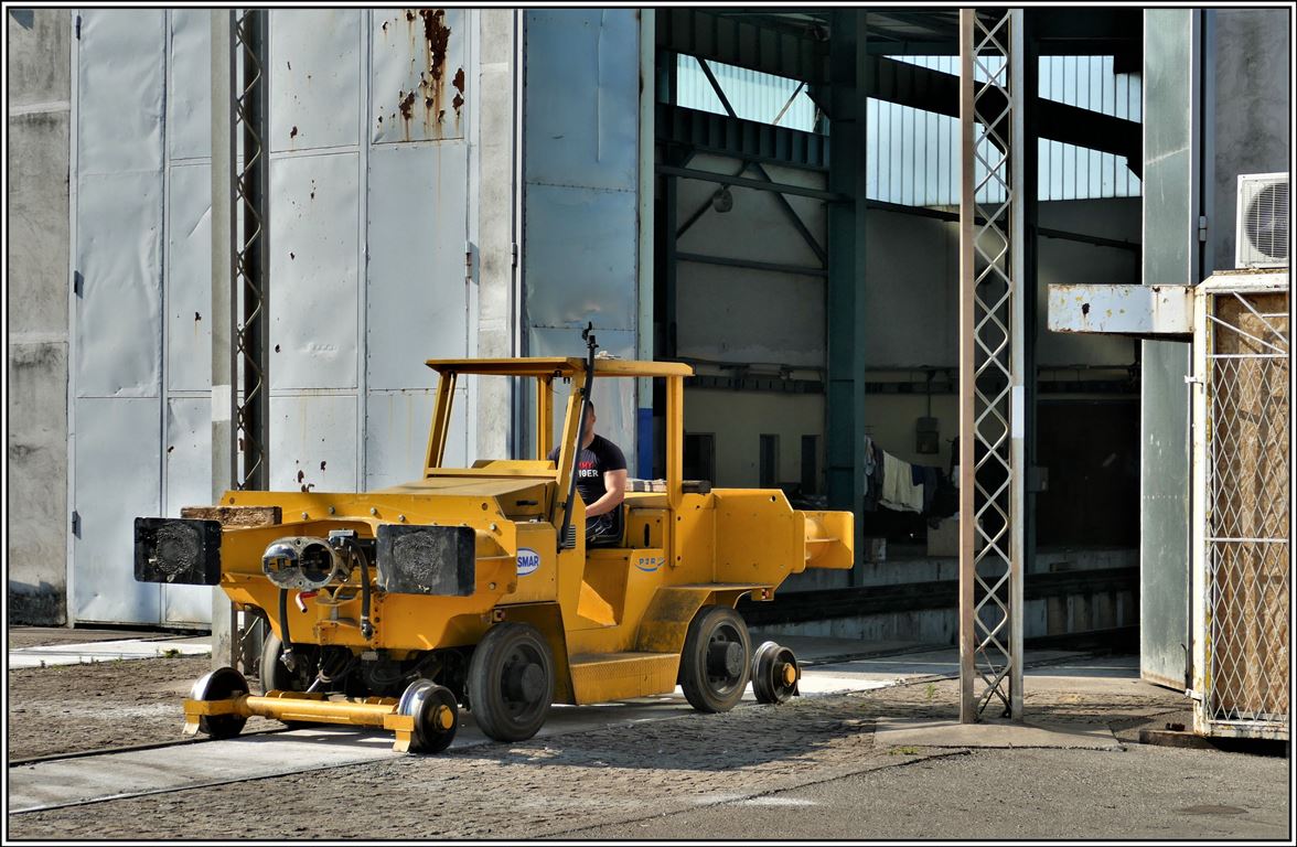 Verschubfahrzeug im Betriebswerk Podgorica auf Geleisen ohne Faheleitung. (22.07.2019)