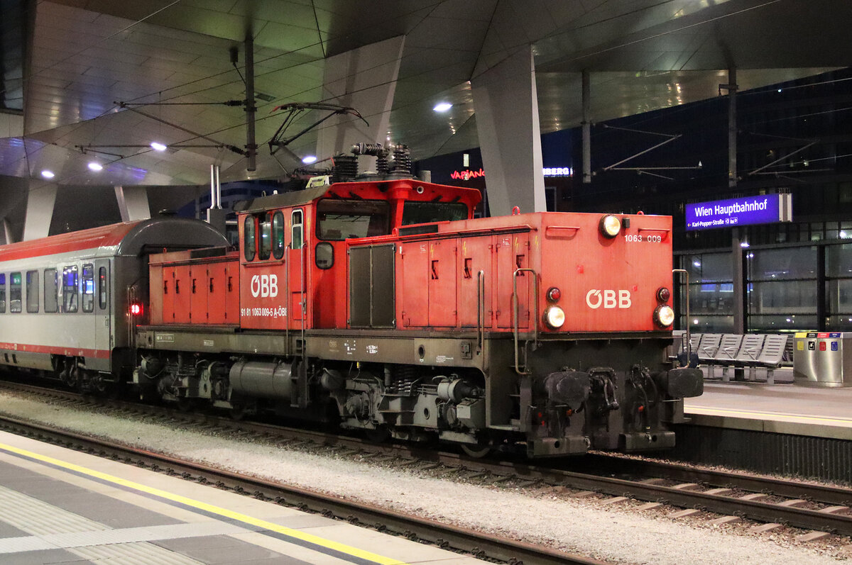 Verschublok Baureihe 1063 abends in Wien Hbf an der Arbeit. Wien, 10.6.2023