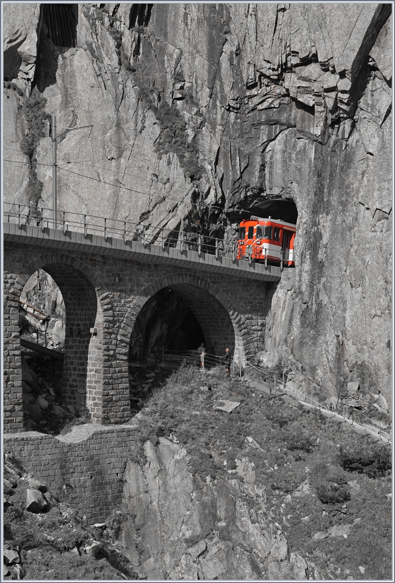 Verschwindet im Tunnel Eingangs der Schöllenenschucht bei der Teufelsbrücke: ein MGB ABt eines Regionalzuges nach Göschenen. 

13. Sept. 2020