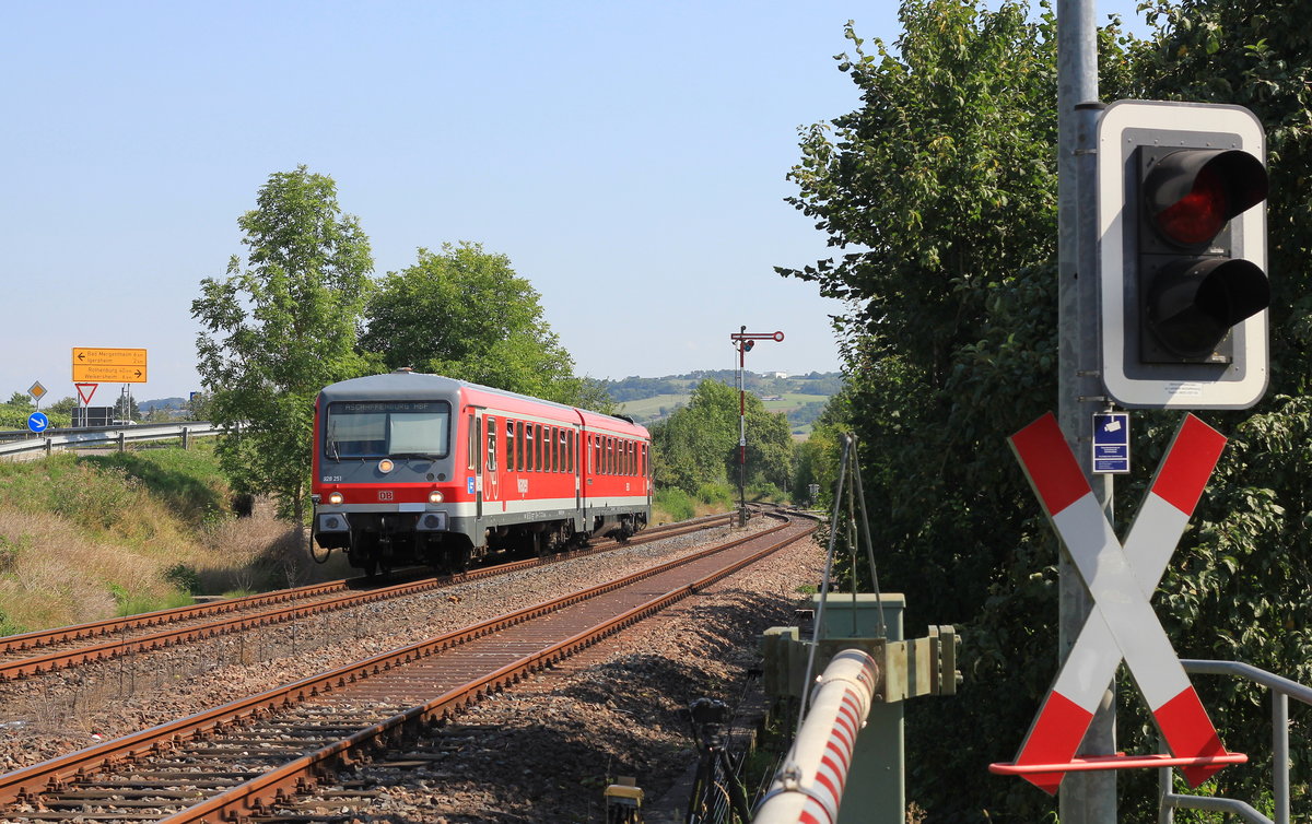 Verschwunden sind mittlerweile die Wanderdünen der Br 628, hier vertreten durch 928 251 als RE  Main-Tauber-Express  Crailsheim-Aschaffenburg. Demnächst verschwinden werden hier in Markelsheim auch die Formsignale, die Tauberbahn wird bereits auf ESTW umgestellt. An diesem 28.08.2019 war davon noch nicht viel zu sehen. 