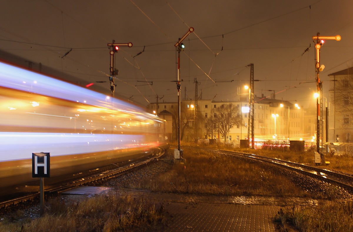Version 1 des Ausfahrenden RE3 nach Dresden Hbf.
Am 13.12.2014 beschleunigt die 143 947-0 ihren RE3 aus Zwickau (Sachs) Hbf heraus, nächster Halt ist Glauchau (Sachs).