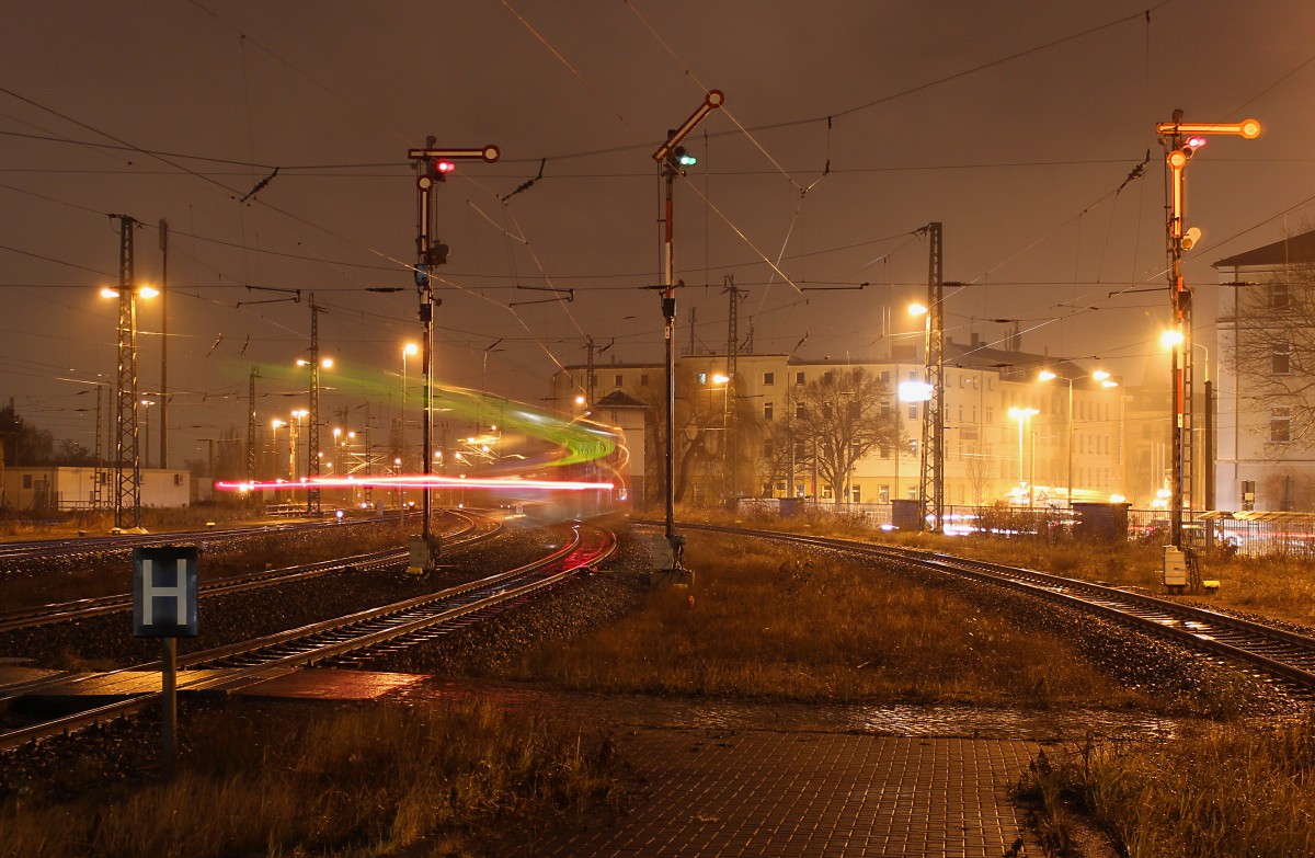 Version 2 des Ausfahrenden RE3 nach Dresden Hbf.
Am 13.12.2014 beschleunigt die 143 947-0 ihren RE3 aus Zwickau (Sachs) Hbf heraus, nächster Halt ist Glauchau (Sachs).