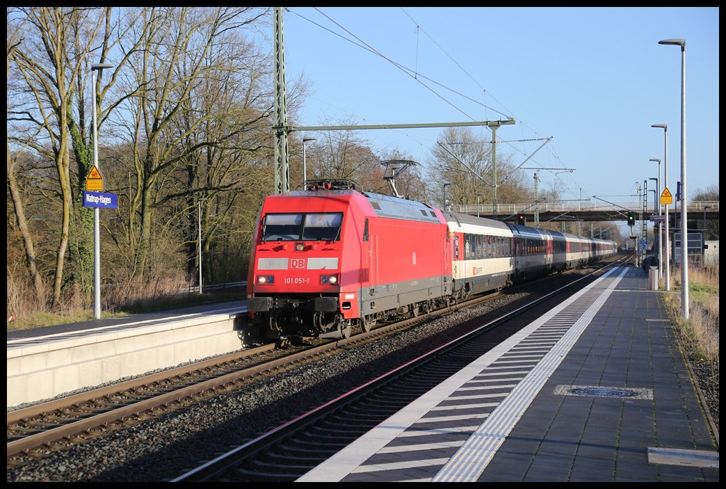 Verspätet ist hier am 23.2.2022 um 9.11 Uhr der EC 9 mit Zuglok 101051-1 in Natrup Hagen auf der Rollbahn in die Schweiz unterwegs.